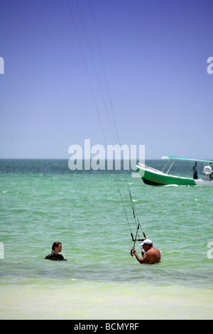 Mann und junge Frau Kitesurfen auf der Insel Holbox, Quintana Roo, Halbinsel Yucatán, Mexiko, ein einzigartiges Reiseziel Mexiko Stockfoto