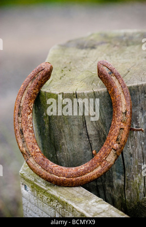 Hufeisen, ruht auf einem Zaunpfahl Stockfoto