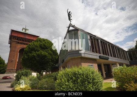 Das Quecksilber-Theater mit "Jumbo" der viktorianischen Wasserturm im Hintergrund, Colchester, Essex, England, UK Stockfoto