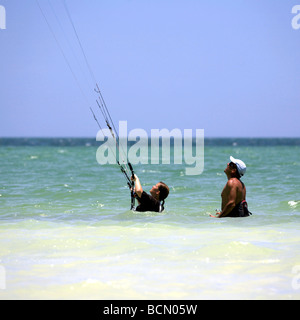 Mann und junge Frau Kitesurfen auf der Insel Holbox, Quintana Roo, Halbinsel Yucatán, Mexiko, ein einzigartiges Reiseziel Mexiko Stockfoto