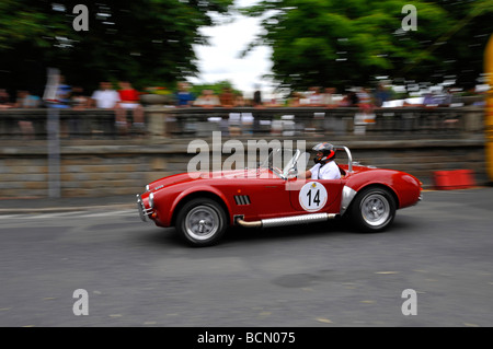 AC Cobra mit Geschwindigkeit in Bressuire Oldtimer-Anzeige und Rennevent in Frankreich Stockfoto