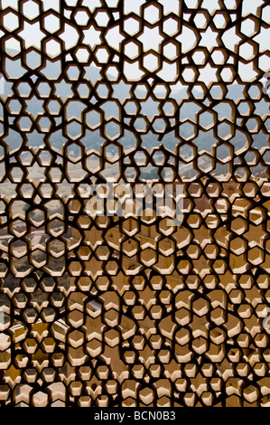 Amber Fort, Ansichten durch marmorierte Bildschirme, kühlen Brisen, mit Blick auf Befestigungen, getrocknet Seegrund, Jaipur, Rajasthan, Indien Stockfoto