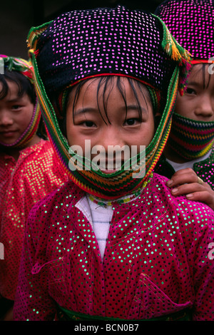 Vietnam, Provinz Ha Giang, Quet Chien Markt, ethnische Minderheit H'mong, Mädchen in traditioneller Kleidung Stockfoto