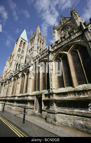 Stadt von Truro, England. Südlichen Höhe von Truro Kathedrale von hohen Kreuz gesehen. Stockfoto