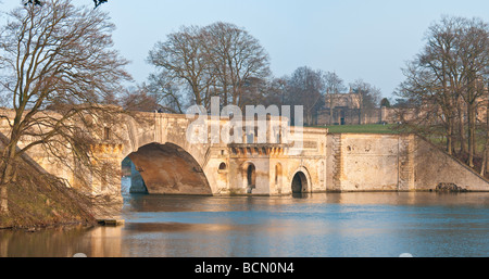 Panoramablick von The Grand Bridge im Blenheim Palace Oxfordshire Stockfoto