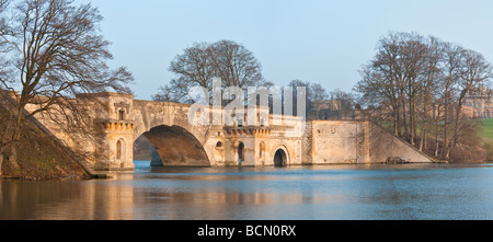 Panoramablick von The Grand Bridge im Blenheim Palace Oxfordshire Stockfoto