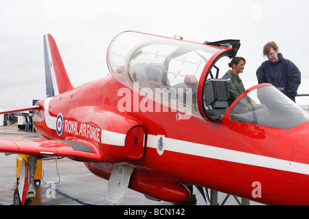 "Red Arrows Hawk Flugzeuge und Pilotin bei"Airshow", [RAF Fairford], Gloucestershire, England, UK Stockfoto
