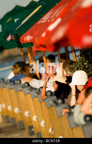 Kunden entspannen Sie in einem Straßencafé an einem schönen Tag auf der Victoria & Alfred Waterfront in Kapstadt, Südafrika. Stockfoto