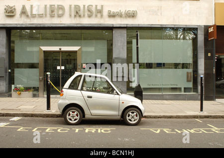 London Elektroauto Saft Punkt Strom aufladen Post in Westminster mit G-Wiz Elektroautos Fahrzeug verbunden Stockfoto