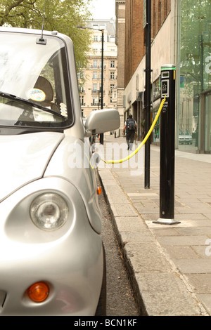 London Elektroauto Saft Punkt Strom aufladen Post in Westminster mit G-Wiz Elektroautos Fahrzeug verbunden Stockfoto