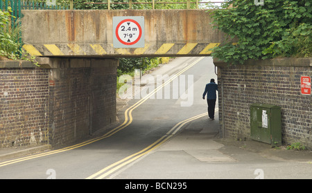 Fahrzeughöhe Beschränkungen zu niedrigen Brücke in Chorley Zentrum angewendet Stockfoto