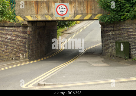 Fahrzeughöhe Beschränkungen zu niedrigen Brücke in Chorley Zentrum angewendet Stockfoto