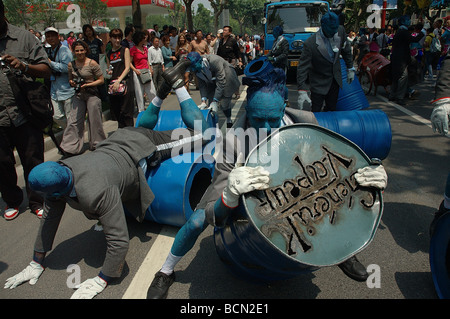 Ausländischen Schauspielern auf der Straße, Shanghai, China Stockfoto