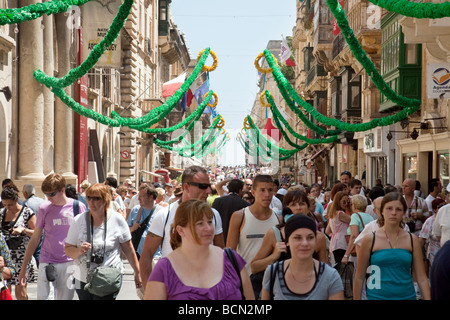 Menschenmassen in Republic Street, Valletta, Malta Stockfoto