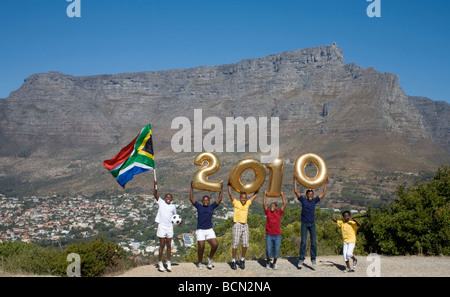 Jungs halten Ballons geformt in Zahlen 2010, Tafelberg im Hintergrund laufen Stockfoto