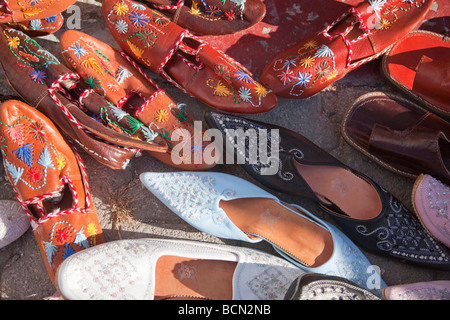 Traditional-Style tunesischen Lederschuhe sind auf Verkauf in Sidi Bou Said, einer charmanten Stadt in der Nähe von der tunesischen Hauptstadt. Stockfoto