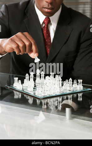Geschäftsmann, die Schach spielen Stockfoto