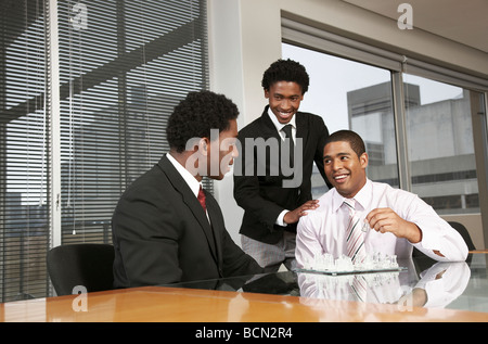 Drei Kollegen spielen Schach in Büroumgebung Stockfoto
