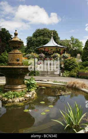 Stadt von Truro, England. Verzierten Brunnen in Truro Victoria Gardens mit dem viktorianischen Musikpavillon im Hintergrund. Stockfoto