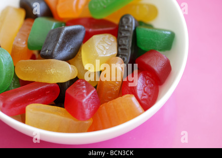 Schale mit Gummibärchen Stockfoto