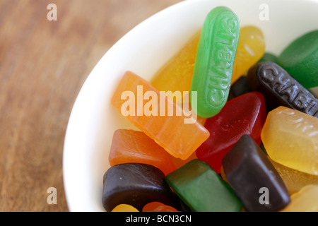 Schale mit Gummibärchen Stockfoto