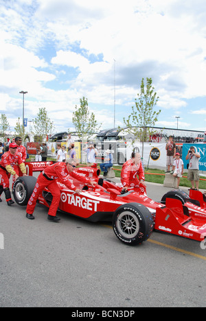 Das Pit-Team, das den Honda Indy 2009 in Toronto, Ontario, Kanada gewonnen hat, schiebt den Sieger Dario Franchitti in den Stadion Stockfoto