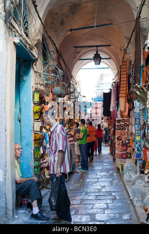 Shopper schlendern die Tunnel von der Medina (Altstadt) in Tunis, Tunesien.  Die Medina von Tunis ist ein UNESCO-Weltkulturerbe. Stockfoto