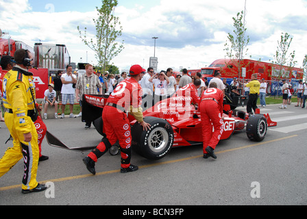 Dario Franchitti Siegerauto wird in den Stagingbereich geschoben, nach dem Gewinn der 2009 Honda Indy in Toronto Ontario Kanada Stockfoto