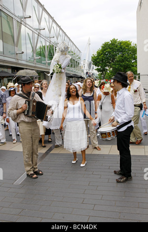 South American christlichen Hochzeit Kleid Parade außerhalb Festival Hall London Stockfoto