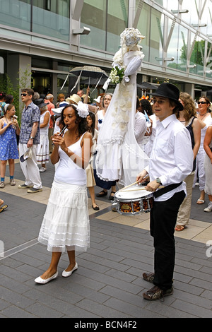 South American christlichen Hochzeit Kleid Parade außerhalb Festival Hall London Stockfoto