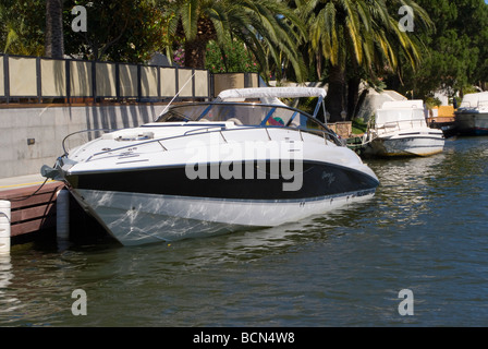 Sunseeker Schnellboot Quantum of Solace angedockt außen Villa in Empuriabrava Canal Costa Brava Catalonia Spanien Stockfoto