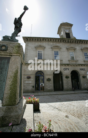 Stadt von Truro, England. Christopher Eales entworfen Truro City Hall in Seilfahrt Street, mit dem Kriegerdenkmal im Vordergrund. Stockfoto