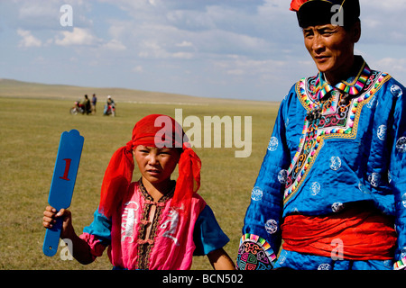 Mongolische Mädchen gewann den ersten Platz in Pferderennen während Naadam-fest, Xilin Gol Leagure, Innere Mongolei, China Stockfoto