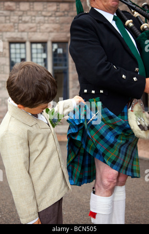 Scottish Piper. Neugierige Junge suchen Kilt, Schottland Großbritannien Stockfoto