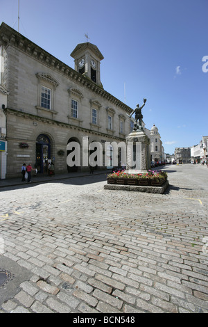 Stadt von Truro, England. Seilfahrt und Princes Street mit dem Kriegerdenkmal und Christopher Eales entworfen Truro City Hall. Stockfoto