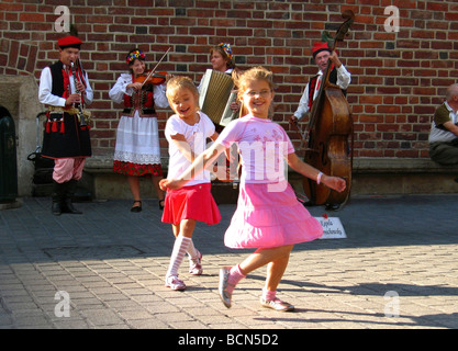 Folklore-Band spielen am Hauptmarkt in Krakau Polen Stockfoto