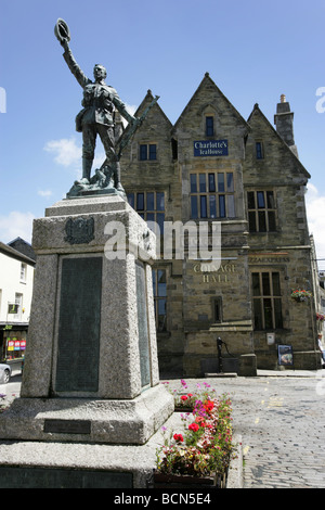 Stadt von Truro, England. Bronze Kriegerdenkmal auf Marmorsockel in Seilfahrt Straße mit Münzprägung Hall im Hintergrund. Stockfoto