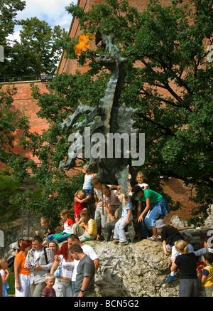 Polen Krakau Touristen durch Feuer speienden Drachen unter Wawel-Hügel Stockfoto