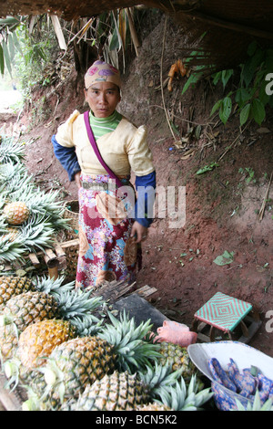 Lokale ethnische Minderheit, die Bai Verkauf Ananas, Shaxi, Provinz Yunnan, China Stockfoto