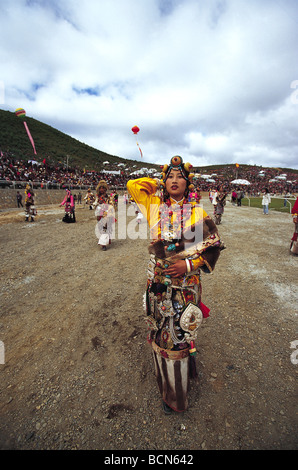 Kangba Frau, gekleidet in aufwendigen Festtagskleidung, die übersät ist mit teuren Schmuck, Shangri-La, Zhongdian County, Yunnan Stockfoto