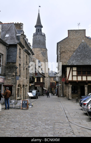 Street View von Dinan Frankreich einschließlich der Tour De l Horloge Clock tower Stockfoto