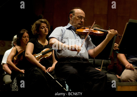Geiger spielen während der Probe des Israel Philharmonic Orchestra im Auditorium Mann Tel Aviv Israel Stockfoto
