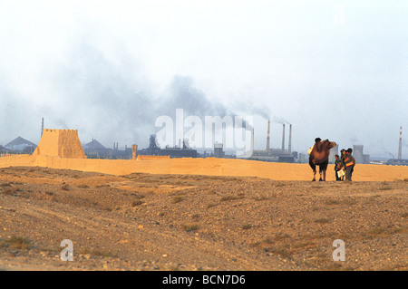 Jiayu Pass und stark verschmutzten modernes Industriezentrum von Jiayuguan Stadt, Provinz Gansu, China Stockfoto