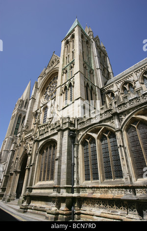 Stadt von Truro, England. Südlichen Höhe und Eingang zum Truro Kathedrale betrachtet von hohen Kreuz. Stockfoto