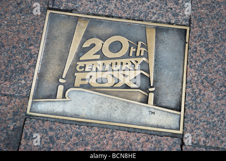 20th Century Fox Film Firmenlogo auf Bürgersteig in Leicester Square in London