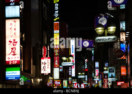 Neonlichter und Werbung Zeichen umfassen Fassaden im Stadtteil Shibuya Tokio Japan Stockfoto