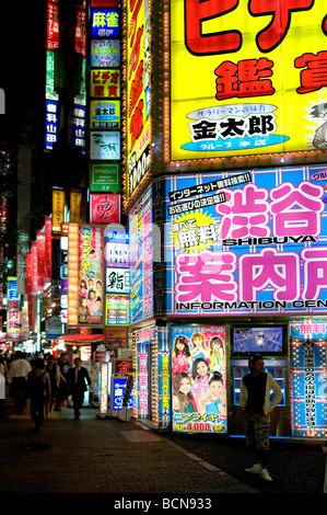 Neonlichter und Werbung Zeichen umfassen Fassaden im Stadtteil Shibuya Tokio Japan Stockfoto