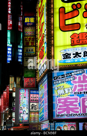 Neonlichter und Werbung Zeichen umfassen Fassaden im Stadtteil Shibuya Tokio Japan Stockfoto