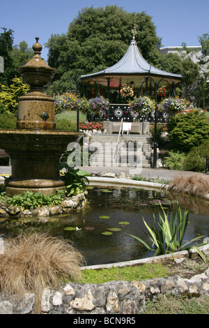 Stadt von Truro, England. Verzierten Brunnen in Truro Victoria Gardens mit dem viktorianischen Musikpavillon im Hintergrund. Stockfoto