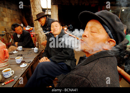 Elerly Chinesisch Mann genießen Tabakpfeife in einem örtlichen Teehaus, Chengdu, Szechwan-Provinz, China Stockfoto